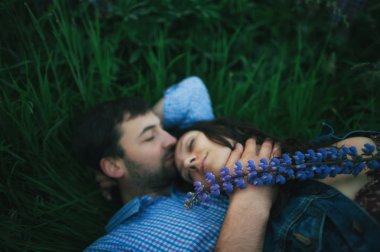 Mor çiçek çim yatan Çift