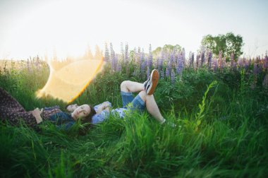 çim ve çiçek yalan Çift