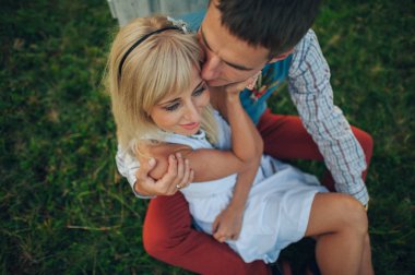 çift çimen dağlarında sarılma