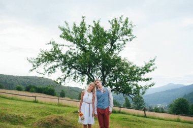 evlilik çift yeşil ağaç yakınındaki