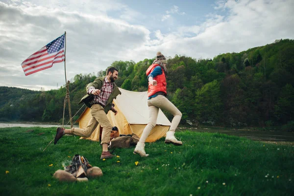 Hipster paar amuseren in de buurt van tent — Stockfoto