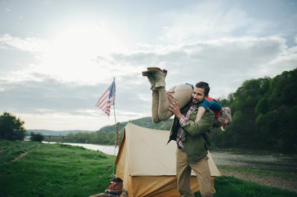 Pasangan hipster bersenang-senang di dekat tenda — Stok Foto