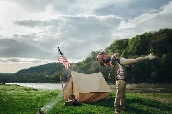 Pasangan hipster bersenang-senang di dekat tenda — Stok Foto