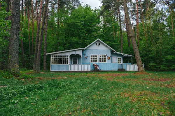 Paar in de buurt van Blauwwitte Huis — Stockfoto