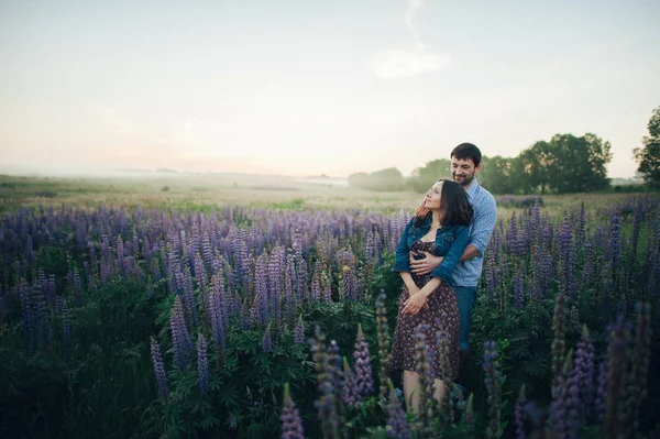 Coppia sensuale in fiori viola — Foto Stock