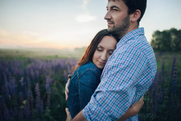 Casal em flores roxas — Fotografia de Stock