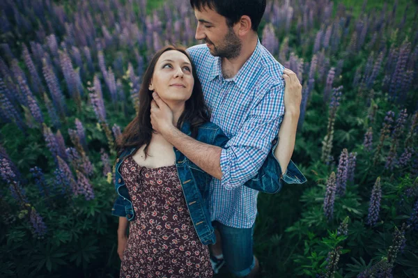 Fiatal pár, lila virágok — Stock Fotó