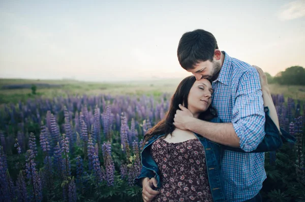 Jeune couple en fleurs violettes — Photo