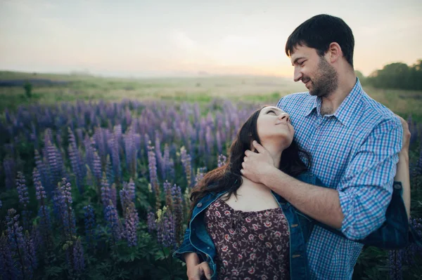 紫の花で素敵なカップル — ストック写真