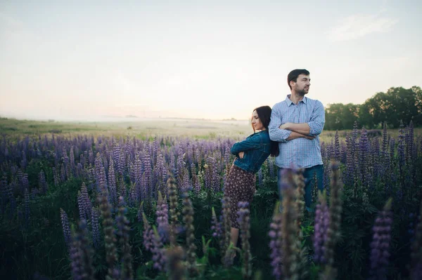 Мила пара в фіолетових квітах — стокове фото