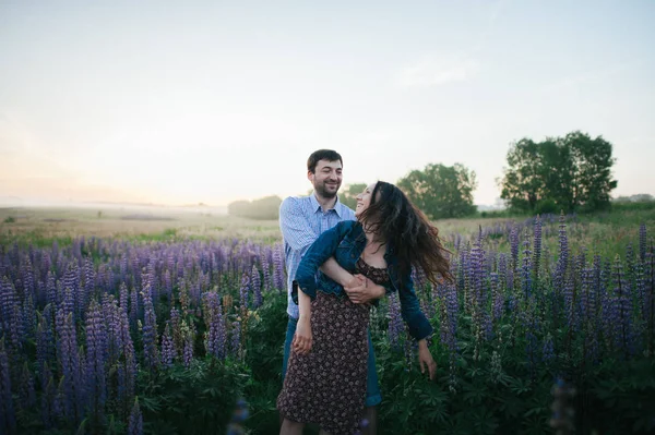 Beau couple s'amuser dans les fleurs — Photo