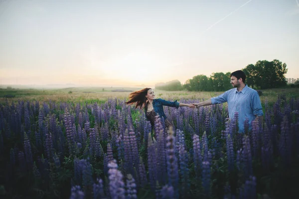 Casal se divertindo em flores — Fotografia de Stock