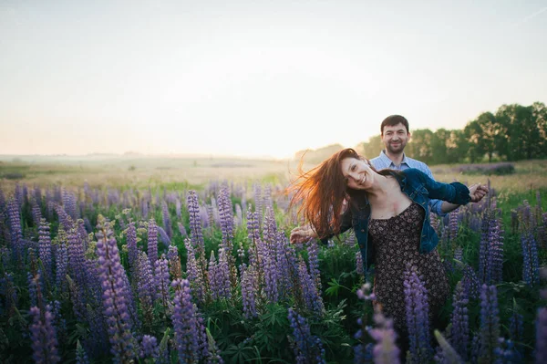 Coppia in fiori viola al tramonto — Foto Stock