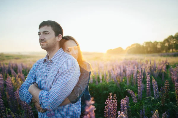 Par i fält av blommor — Stockfoto