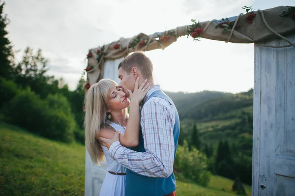 Visa lyckliga unga paret — Stockfoto