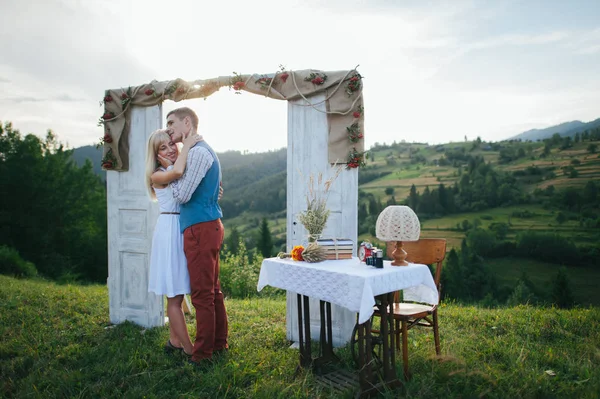 Lyckligt par nära bröllop ram — Stockfoto