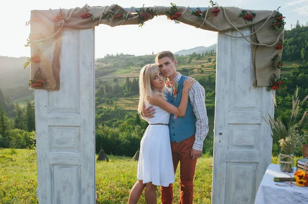 Couple près du cadre en bois en montagne — Photo