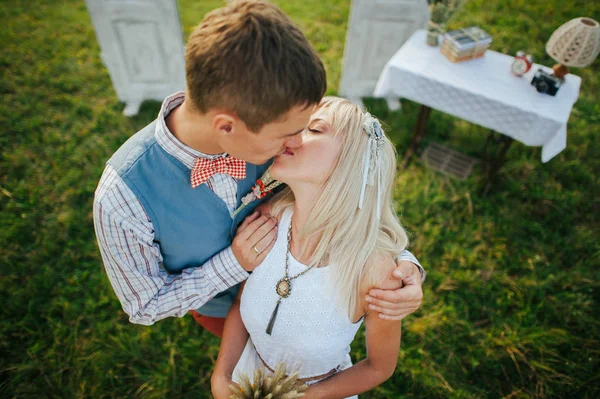 Heureux couple baisers dans montagnes — Photo