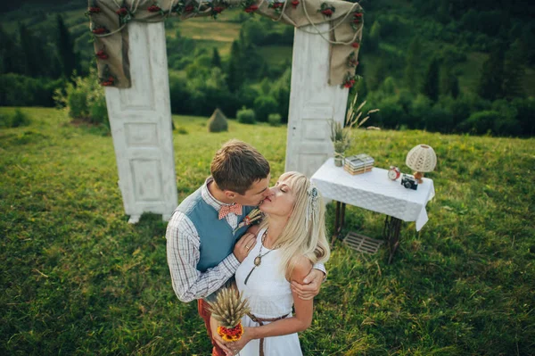 Casamento casal beijando nas montanhas — Fotografia de Stock