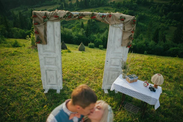 Casamento casal beijando nas montanhas — Fotografia de Stock