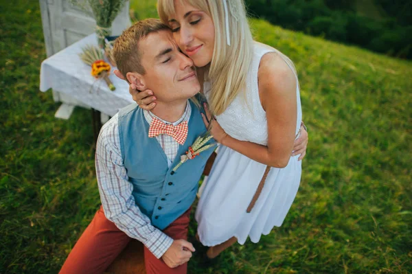 Casal feliz nas montanhas — Fotografia de Stock