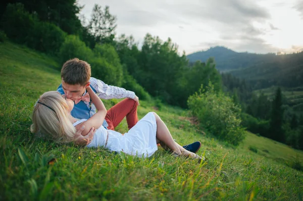 Par som kramas på grönt gräs — Stockfoto