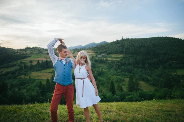 Bröllopsparet i bergen — Stockfoto