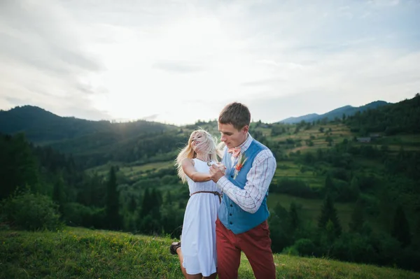 Casal feliz no dia nublado — Fotografia de Stock