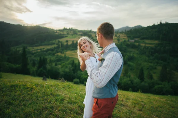 Feliz pareja en día nublado — Foto de Stock