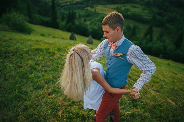 Hermosa boda pareja bailando — Foto de Stock