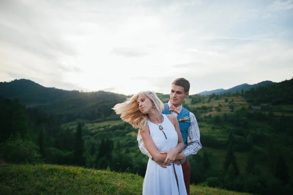 Couple de mariage en montagne — Photo