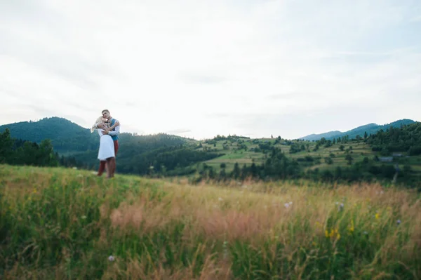 Pareja de boda en las montañas — Foto de Stock