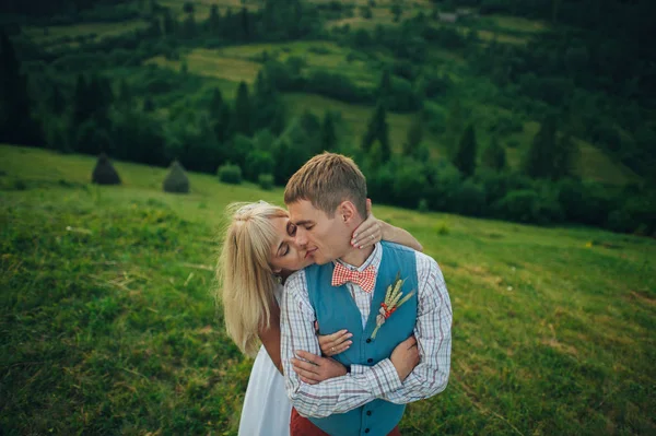 Casal de casamento em montanhas — Fotografia de Stock