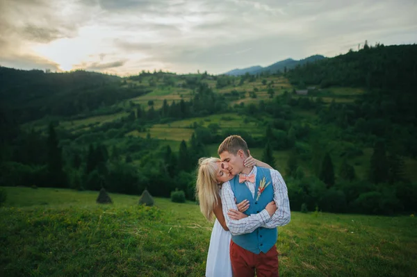 Açık havada öpüşme Düğün çifti — Stok fotoğraf