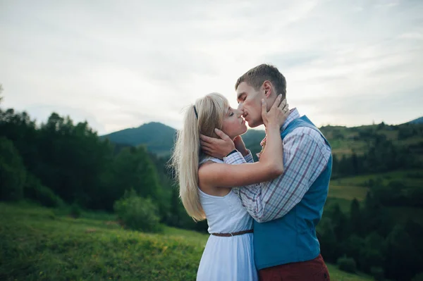 Свадебная пара целуется — стоковое фото