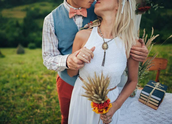 Brudparet kysser — Stockfoto