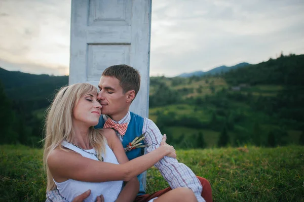 Casal feliz perto do arco de casamento — Fotografia de Stock