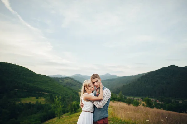 Abraço casal na montanha — Fotografia de Stock