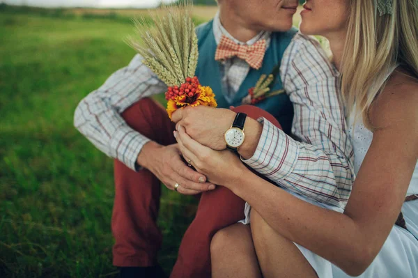 Couple avec bouquet de fleurs — Photo