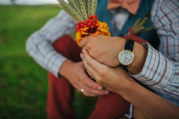 Koppel met boeket van bloemen — Stockfoto