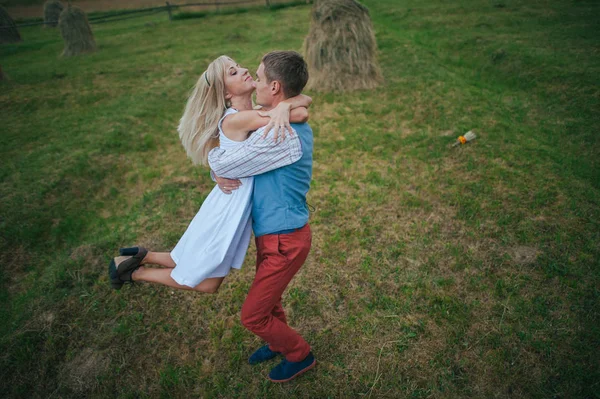 Wedding couple hugging — Stock Photo, Image