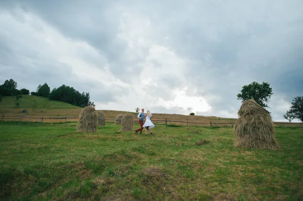 曇りの日の結婚式のカップル — ストック写真