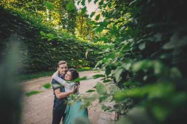 parkta poz sarılma Çift