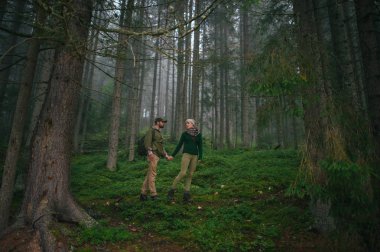 rustik çift ormanda yürüyüş