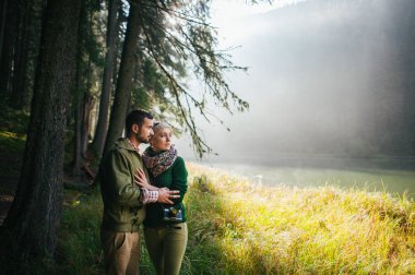 rustik çift ormanda yürüyüş