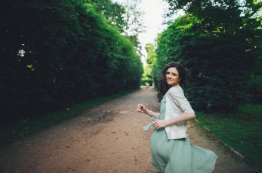 esmer kadın parkta poz