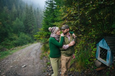 rustik çift ormanda yürüyüş