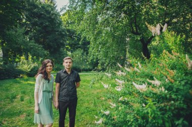 Parkta yürüyen çift