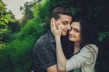 parkta poz sarılma Çift