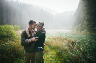 rustik çift ormanda yürüyüş